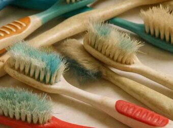 Σταματήστε να πετάτε τις παλιές οδοντόβουρτσες. Δείτε εδώ 10 έξυπνα κόλπα για να τις χρησιμοποιήσετε στο σπίτι