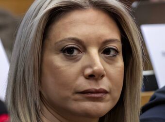 Έξαλλη η Μαρία Καρυστιανού με χυδαίο σκίτσο για τα Τέμπη