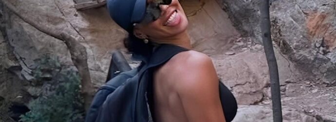 Χαμός με πασίγνωστη 40χρονης Ελληνίδα τραγουδίστρια – Εμφανίστηκε με μαγιό «κορδόνι» στους Καταρράκτες της Νέδας