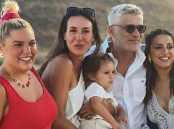 Η Δανάη Μπάρκα έγινε νονά: «Με μαγιό μέσα απ' τα ρούχα» – Το φωτογραφικό άλμπουμ της βάφτισης