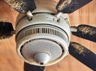 Η γιαγιά μου μού έμαθε αυτό το κόλπο για να καθαρίζω σκονισμένους ανεμιστήρες οροφής χωρίς καμία προσπάθεια. Δείτε πώς λειτουργεί.