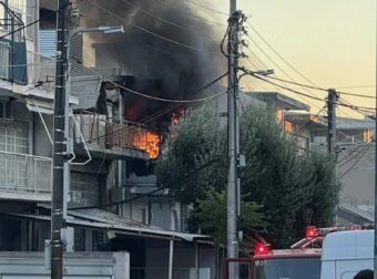 Φωτιά τώρα σε επιχείρηση στο Περιστέρι – Σύμφωνα με πληροφορίες, πρόκειται για βιοτεχνία με λευκά είδη