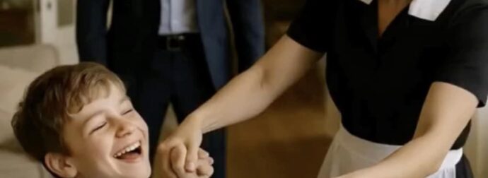 Ένας πλούσιος άντρας γύρισε στο σπίτι νωρίτερα από το συνηθισμένο και είδε την οικιακή βοηθό να χορεύει με τον γιο του, που καθόταν στο αναπηρικό καροτσάκι· αυτό που συνέβη μετά συγκίνησε τους πάντες