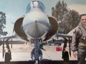 Ήρωας με μπέρτα: Ο Έλληνας πιλότος που θυσίασε τη ζωή του για να μην συντριβεί το Mιράζ 2000 πάνω σε σχολείο