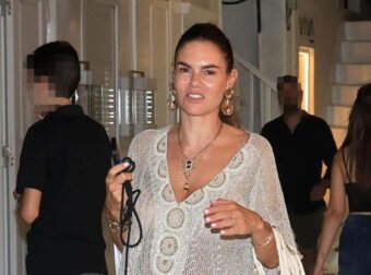 Η Μιράντα Πατέρα στη Μύκονο για τη βάφτιση του εγγονού της -Η βόλτα με μίνι φόρεμα με κρόσια και σανδάλια