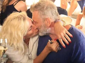 Απόστολος Γκλέτσος: Φιλιά και αγκαλιές με τη σύντροφό του – Ποια είναι 