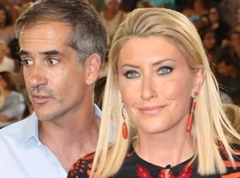 Σία Κοσιώνη – Κώστας Μπακογιάννης: Μαζί στο Καλλιμάρμαρο – Με μεταξωτό καφτάνι η δημοσιογράφος και αστραφτερό πεντικιούρ 