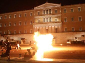 Επεισόδια στο Σύνταγμα μετά τη συγκέντρωση για τα Τέμπη – Άγνωστοι πέταξαν μολότοφ – Διαδηλωτές πήραν στο κυνήγι τους κουκουλοφόρους