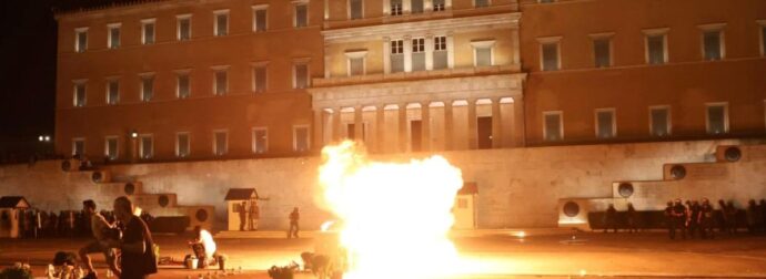 Επεισόδια στο Σύνταγμα μετά τη συγκέντρωση για τα Τέμπη – Άγνωστοι πέταξαν μολότοφ – Διαδηλωτές πήραν στο κυνήγι τους κουκουλοφόρους