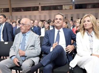 Ομιλία Μητσοτάκη στη ΔΕΘ: Η μπασκετική ατάκα, η μαντινάδα και το χειροκρότημα της Μαρέβας