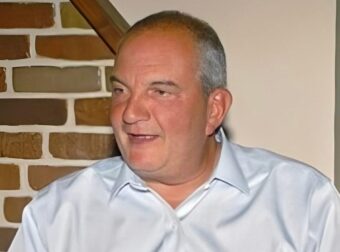 Στη Θεσσαλονίκη και ο Κώστας Καραμανλής: Αντί για ΔΕΘ πήγε για αγριογούρουνο στη γάστρα σε ταβέρνα του Χορτιάτη