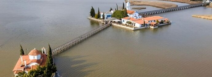 Πλωτό όνειρο: Το ωραιότερο μοναστήρι της Ελλάδας βρίσκεται πάνω σε νησάκια που ενώνονται με γέφυρα