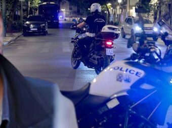 Συνελήφθησαν στα Εξάρχεια τα παιδιά πρώην πασίγνωστου υπουργού του ΣΥΡΙΖΑ: Κουβαλούσαν πτυσσόμενα γκλοπ και κοκκάλινα γάντια – Αυτός είναι