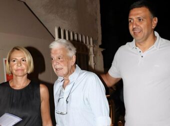 Τζένη Μπαλατσινού: Με τον πατέρα της και τον Βασίλη Κικίλια στο Ηρώδειο – Η κομψή αριστοκρατική εμφάνιση της