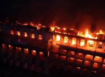 Το Νεπάλ «έπεσε»: Λίντσαραν πρώην πρωθυπουργό, κυνηγούν πολιτικούς – Στάχτη η Βουλή, πλιάτσικο στην πρωτεύουσα