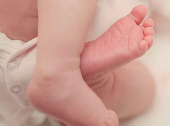 Πάτρα: Το 2,5 μηνών βρέφος πήγε σακατεμένο στο ξύλο στο νοσοκομείο – Αιτία θανάτου η… μηνιγγίτιδα!