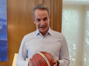 Ο Κυριάκος Μητσοτάκης με μπάλα μπάσκετ και «Final Countdown» στο Μαξίμου