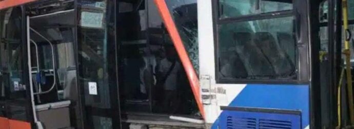 Auτός είναι ο λόγος της σύγκρουσης του λεωφορείου με το τραμ σήμερα στον Πειραιά