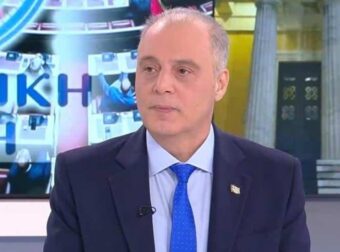 Βελόπουλος: Ζητά ενιαία αμφίεση στα σχολεία – «Ποδιά στα κορίτσια, φόρμες στα αγόρια»