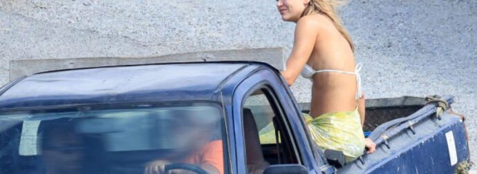 Κλέλια Ανδριολάτου: Με λευκό μπικίνι σε καρότσα αγροτικού