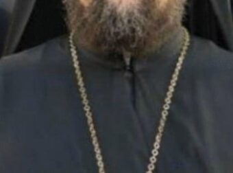 Αυτός είναι ο ιερέας που εμπλέκεται σε ροζ εκβιασμούς και υφαρπαγή εκκλησιαστικής περιουσίας στην Κρητική μαφία