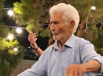 Πέθανε στα 92 του ο Γιώργος Κωβαίος, ο παππούς που χόρευε μαζί με την εγγονή του στις γιορτές