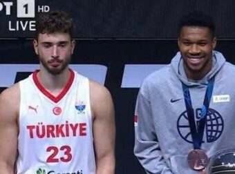 Γιάννης και Σενγκούν δεν έδωσαν τα χέρια στην ανακοίνωση της καλύτερης πεντάδας-Η φωτογραφία με το απόλυτο κοντράστ