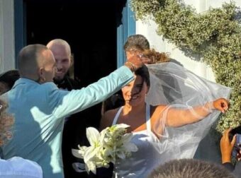 Παντρεύτηκε στην Τήνο η κόρη του Λαυρέντη Μαχαιρίτσα, συνοδεία των Γιάννη Ζουγανέλη και Δημήτρη Τσακνή