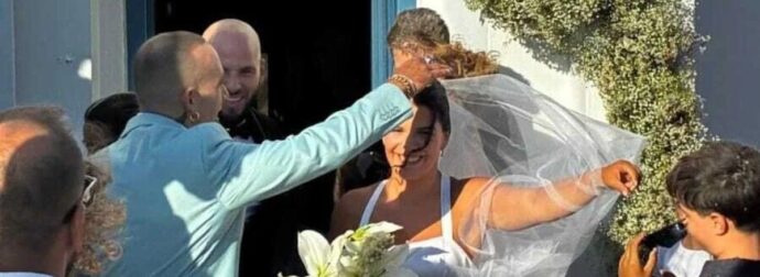 Παντρεύτηκε στην Τήνο η κόρη του Λαυρέντη Μαχαιρίτσα, συνοδεία των Γιάννη Ζουγανέλη και Δημήτρη Τσακνή