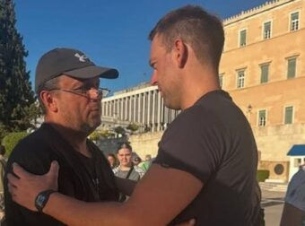 Τέμπη: Συνάντηση Κασσελάκη με τον πατέρα του 22χρονου Ντένις Ρούτσι που κάνει απεργία πείνας στο Σύνταγμα