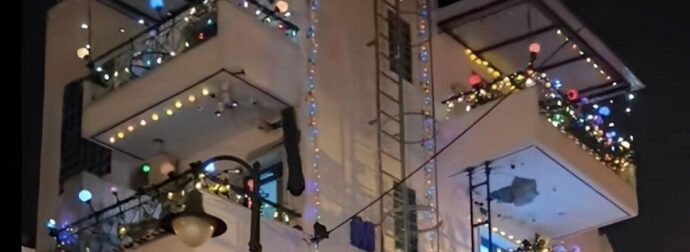 Το ζουν από νωρίς: Ολόκληρη πολυκατοικία στη Θεσσαλονίκη έχει «ντυθεί» Χριστουγεννιάτικα από τις αρχές Σεπτεμβρίου