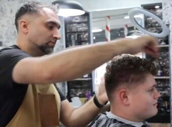 Έφηβος διαγνώστηκε με σπάνιο καρκίνο χάρη στον κομμωτή του