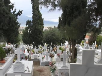 Σοκ στο νεκροταφείο Καλαμαριάς – Πήγε να κάνει εκταφή τον πατέρα του και είδε να τον μεταφέρουν τυλιγμένο σε σεντόνι μέσα σε…