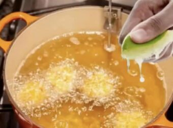 Ποιο είναι το αποτέλεσμα αν στύψουμε χυμό λεμονιού μέσα στο λάδι πριν το τηγάνισμα;