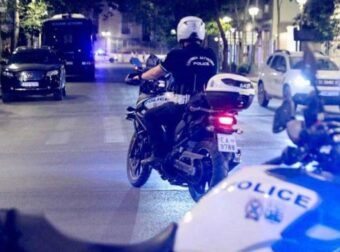 Παλαιστίνιος αρματωμένος με ψαλίδια και μαχαίρια χτύπησε περαστικό με μπουκάλι και δάγκωσε αστυνομικό στο κέντρο της Αθήνας