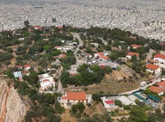 Το άγνωστο χωριό στο κέντρο της Αθήνας με τις ασβεστωμένες αυλές, τα βοσκοτόπια και την ωραία θέα