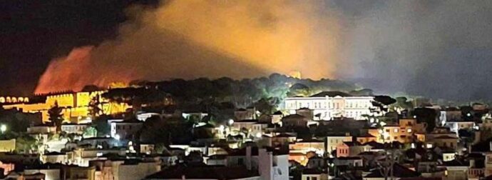 Φωτιά κοντά στο κάστρο της Μυτιλήνης στην περιοχή Τσαμάκια