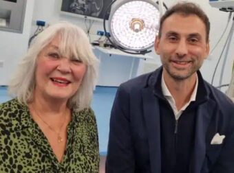 Αναστάσιος Γιαμουριάδης: Ο Έλληνας νευροχειρουργός που αφαιρεί όγκους εγκεφάλου μέσα από τα… φρύδια