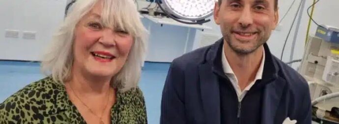 Αναστάσιος Γιαμουριάδης: Ο Έλληνας νευροχειρουργός που αφαιρεί όγκους εγκεφάλου μέσα από τα… φρύδια