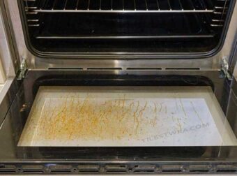 Ένα κόλπο της μαμάς για να καθαρίσετε ανάμεσα το τζάμι στην πόρτα του φούρνου