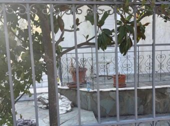 Ιδιοκτήτης σπιτιού ξυλοκόπησε όλη την οικογένεια στην Άνοιξη γιατί χρωστούσαν νοίκια – Έσπασε το πόδι 74χρονης