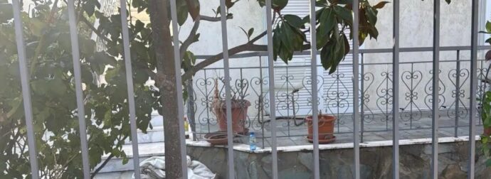 Ιδιοκτήτης σπιτιού ξυλοκόπησε όλη την οικογένεια στην Άνοιξη γιατί χρωστούσαν νοίκια – Έσπασε το πόδι 74χρονης
