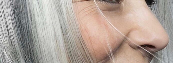 Η πραγματική ψυχολογική σημασία του να αφήνεις τα γκρίζα μαλλιά σου φυσικά