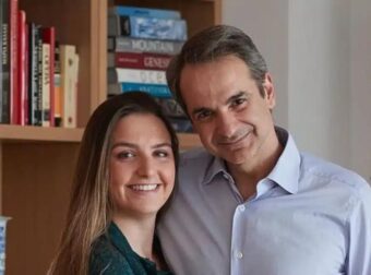 Η κόρη του πρωθυπουργού Σοφία Mητσοτάκη απαντά στον Καραχάλιο για τα ποπ κορν και την κόκα κόλα