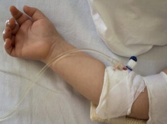 Σοκ: «Έλουσαν» βρέφος με καυτό τσάι – Εσπευσμένα στην Αθήνα με εγκαύματα