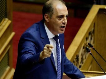 Χαμός με τον Βελόπουλο στη βουλή: «Είστε τεμπέληδες και πληρώνεστε!»