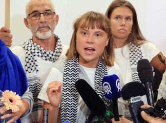 Έφτασε στην Ελλάδα η Γκρέτα Τούνμπεργκ – «Διαπράττεται μια γενοκτονία μπροστά στα μάτια μας και διαδίδεται ζωντανά στα κινητά μας»