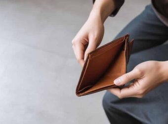 Τι χρώμα πρέπει να έχει το πορτοφόλι σας αν θέλετε να «τραβάτε» τα χρήματα σαν μαγνήτη – Τι είναι γρουσουζιά