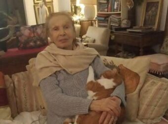 Αγνώριστη αλλά πολύ αγαπημένη πασίγνωστη Ελληνίδα – Η σπάνια φωτογραφία ντυμένη με παραδοσιακή ενδυμασία