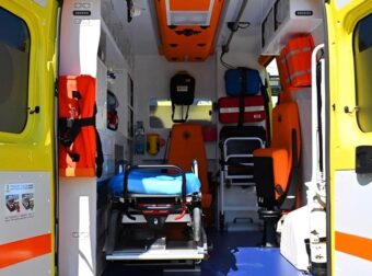 Ελλάδα…2025: Άνοιξε η πόρτα ασθενοφόρου εν κινήσει και έπεσε το φορείο με ασθενή στον δρόμο